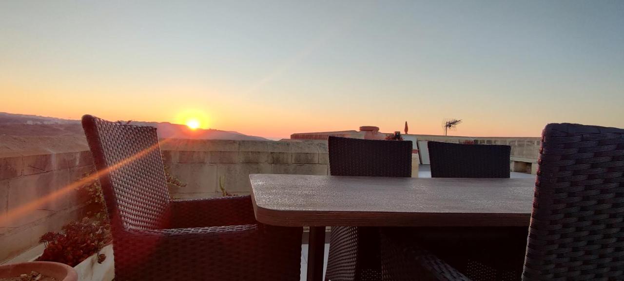 Luxury Apartment - Fort Chambray Ghajnsielem Luaran gambar